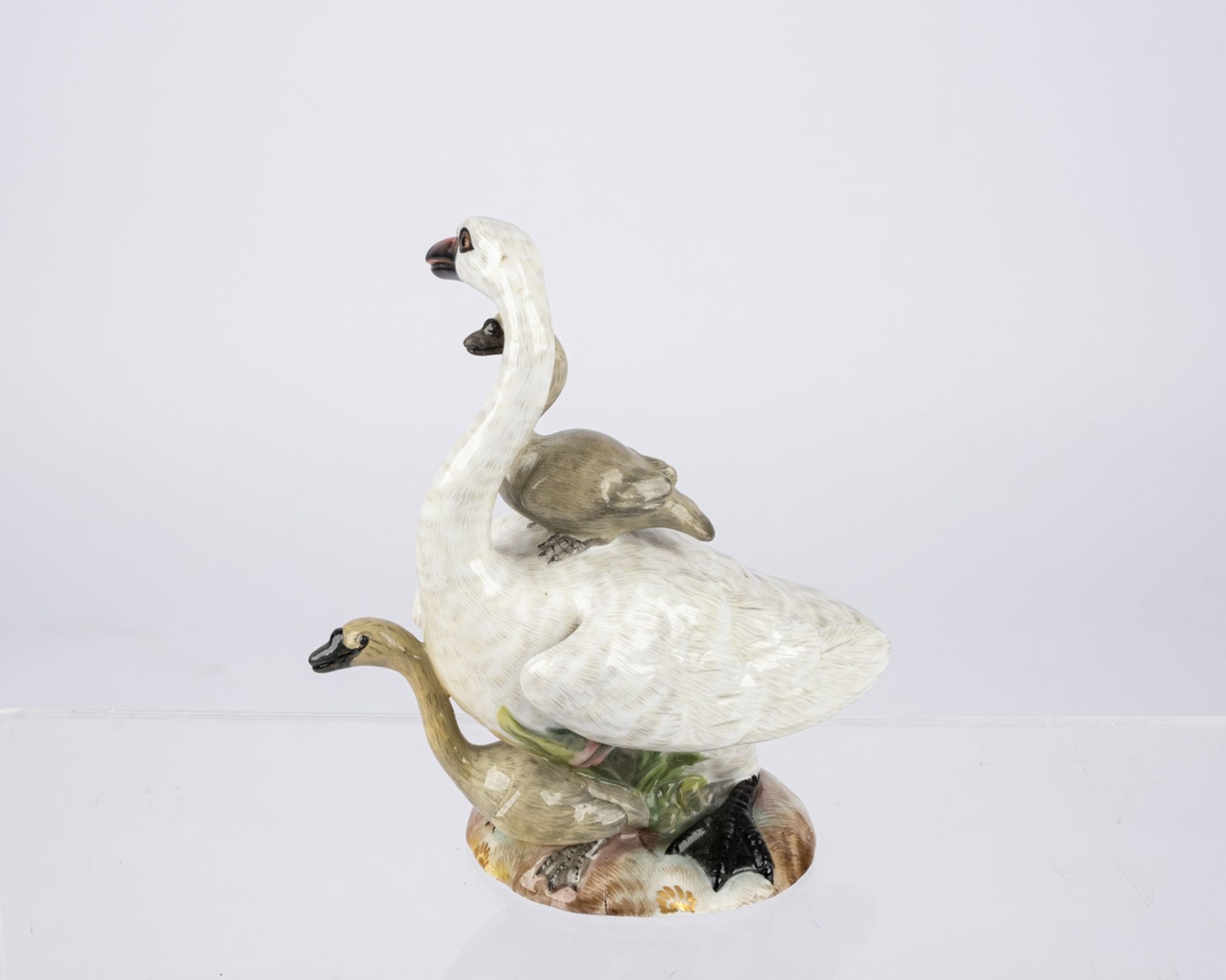 Porzellanfigur, "Schwan mit Jungen", Meissen, Schwertermarke, 1850-1924, 2. Wahl, Modellnummer E. 1 - Bild 2 aus 3