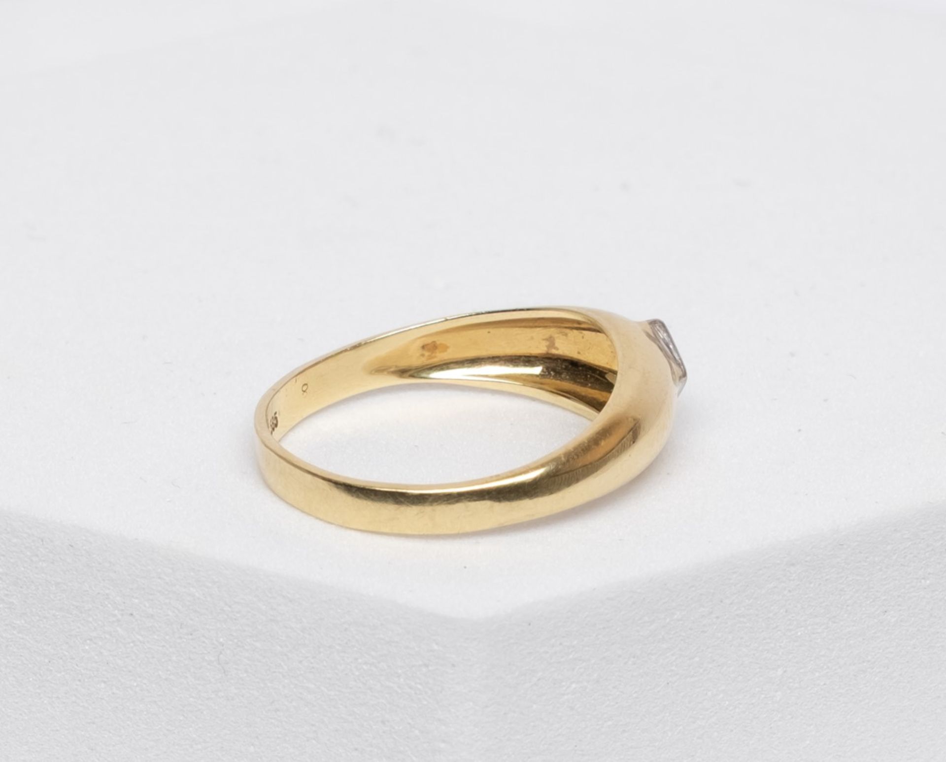 Solitär-Ring, 14kt Gelbgold, 1 Brillant ca. 0.05 ct., ca. 3.7 g, RM 60 - Bild 2 aus 3