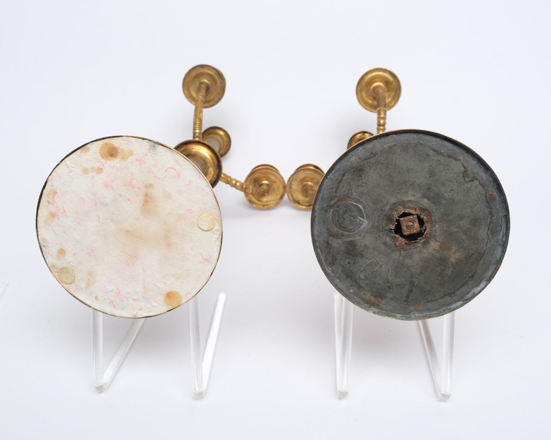 Paar Kerzenleuchter, Empirestil, um 1900, Messing, Säulenform, runder Fuß mit Blütenranken und Blat - Bild 2 aus 2