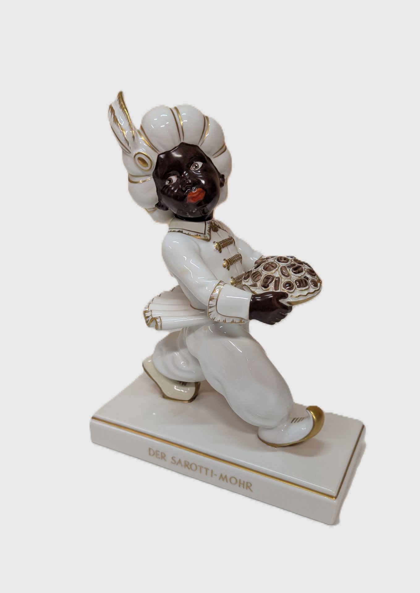 Porzellanfigur, "Der Sarotti-Mohr", KPM Berlin, polychrom und goldstaffiert, Modellentwurf von Juli