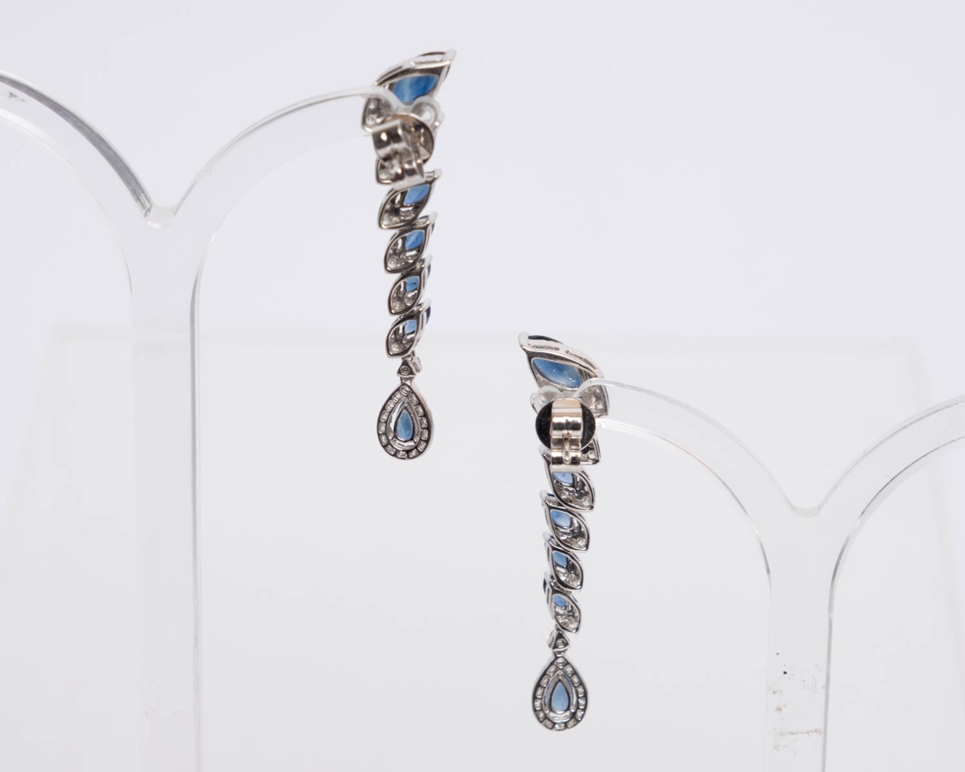 Paar Ohrstecker, als Hänger, 18kt Weißgold, Brillanten zus. ca. 0.70 ct., etwa w/vsi-si, Saphire zu - Bild 2 aus 2