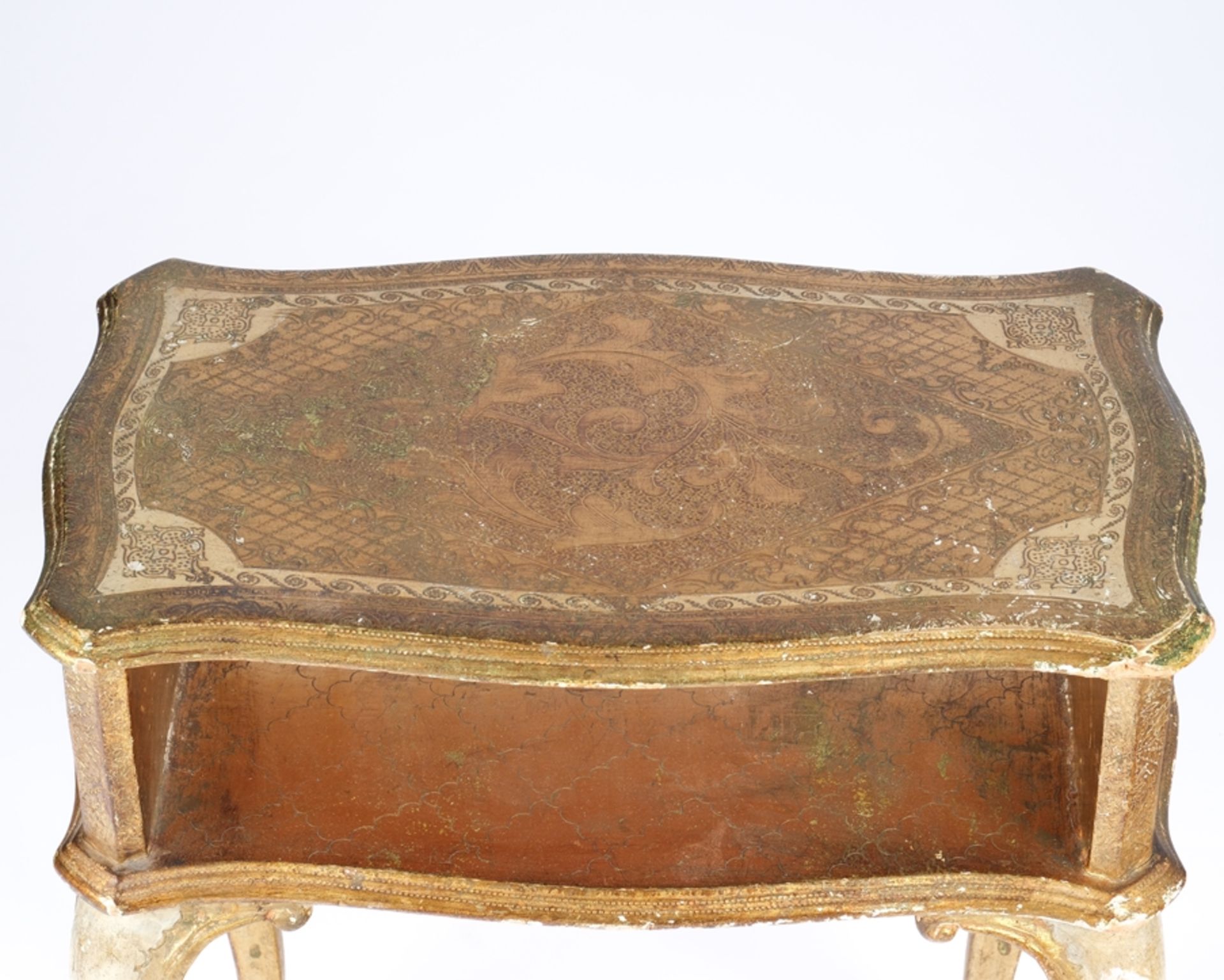 Barockes Tischchen, 18. Jh. oder 19. Jh., allseits geschweifter Korpus mit zwei Etagen, über Kreide - Bild 3 aus 3