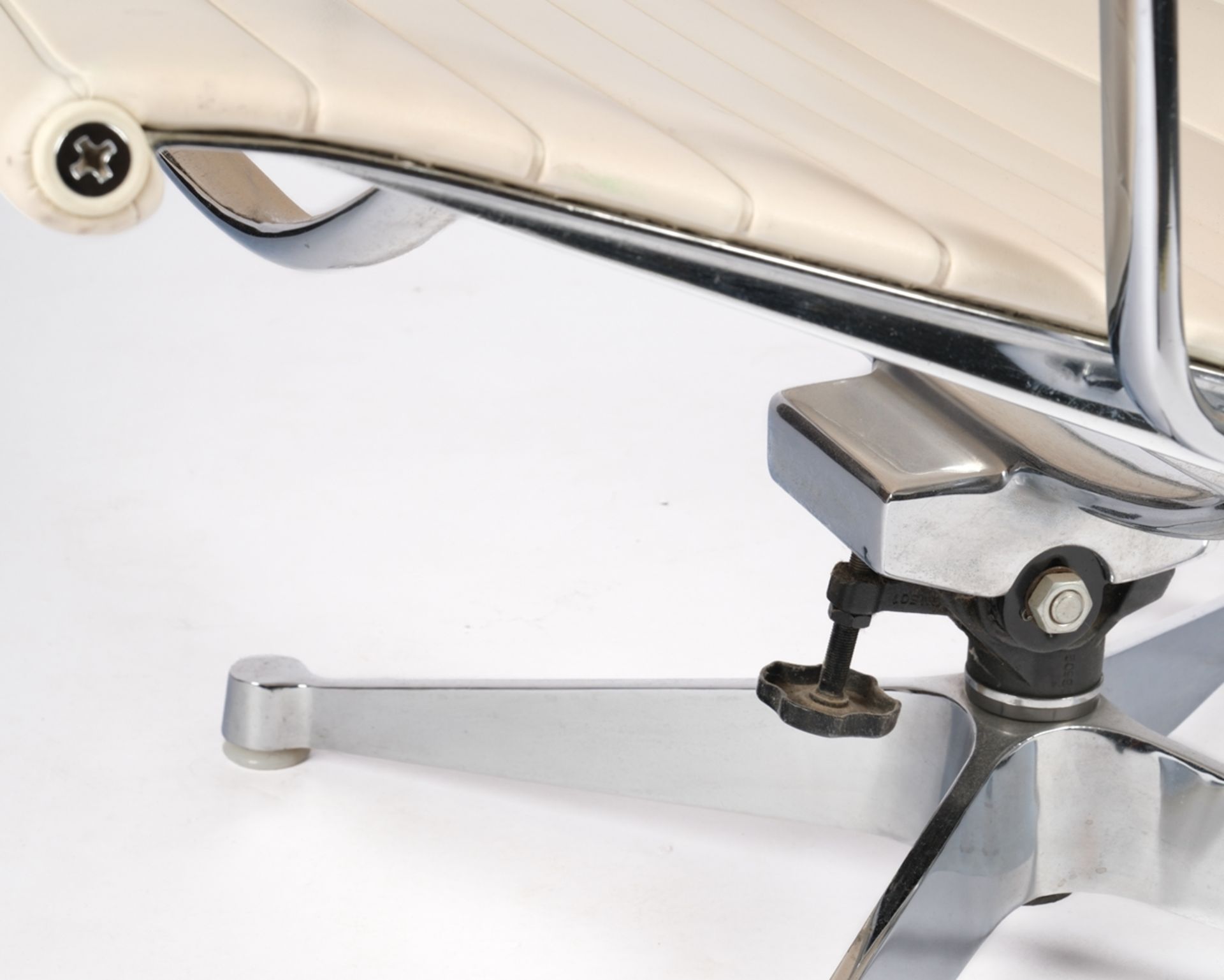 Aluminium Chair Eames EA124, Entwurf Charles und Ray Eames, Signet Herman Miller, drehbarer Korpus  - Bild 6 aus 6