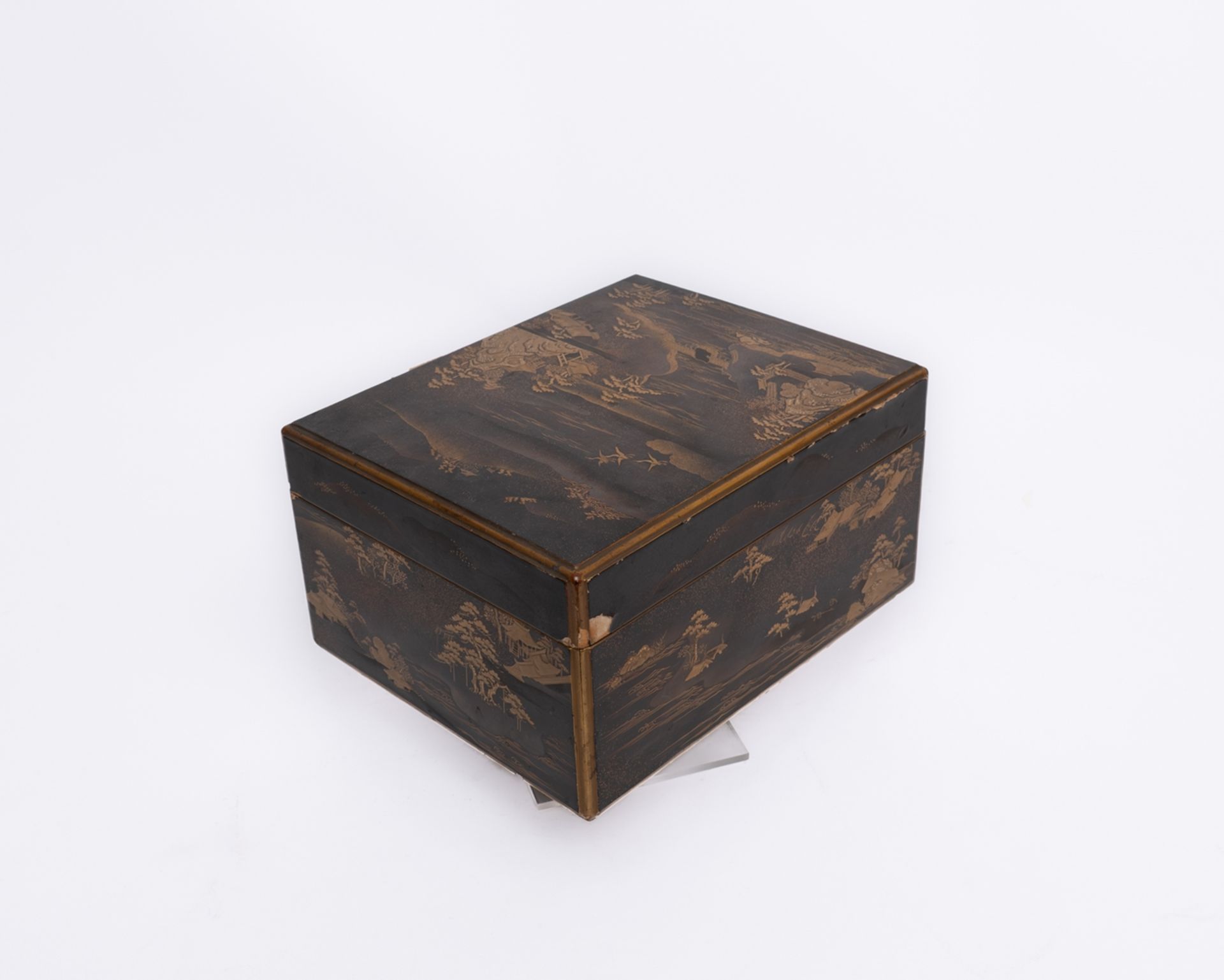 Lackdose, Japan, Ende 19. Jh., Schwarzlack mit Goldlackdekor, rechteckig, Flusslandschaft mit Pavil - Bild 3 aus 6