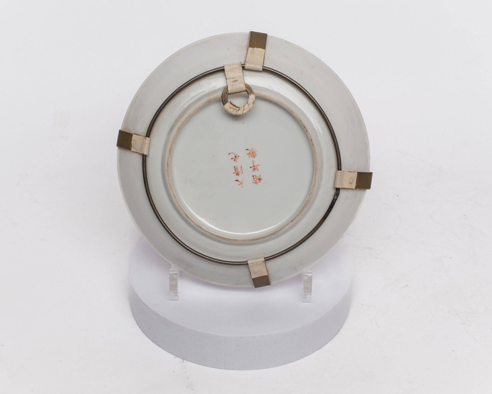 Teller, China, 19. Jh., Porzellan, mit einem Phönix gefüllte Kreise in Eisenrot auf weißem Grund, F - Bild 2 aus 2