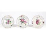 3 Teller, Moustiers, nach 1750, Fayence, passig, farbiger Aufglasurdekor mit Blumen auf weißem Grun