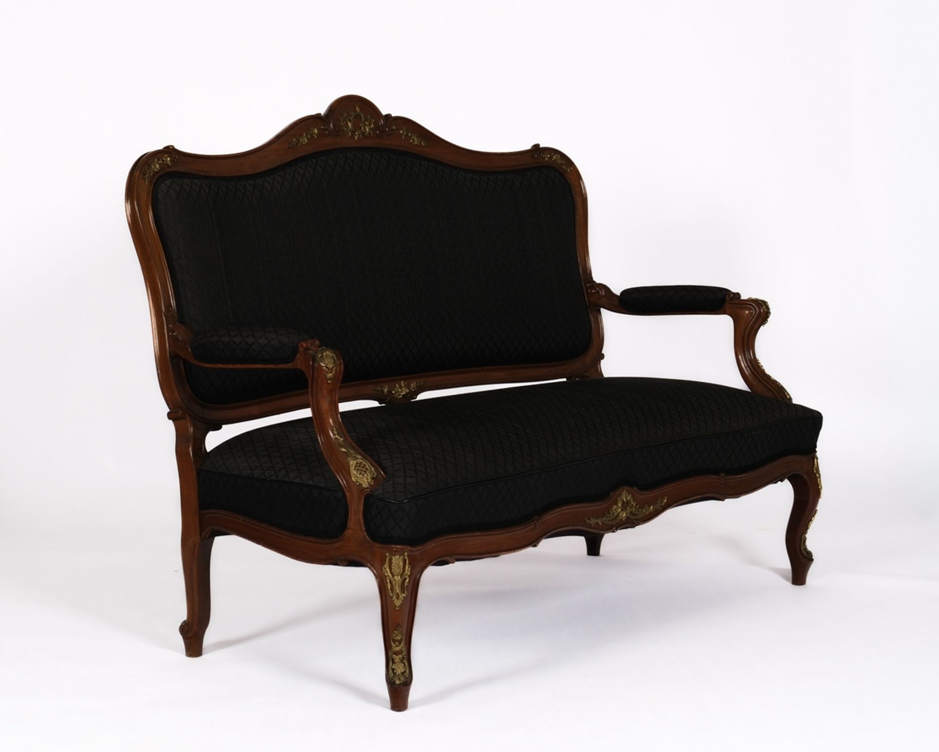 Sitzgarnitur im Dresdner Barock-Stil, um 1900, Nussbaum geschnitzt, beinhaltet eine gepolsterte Sit - Bild 5 aus 10