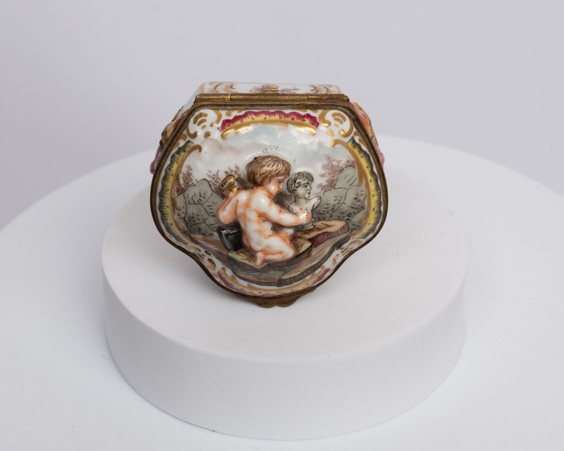 2 Tabatièren, Ernst Bohne Söhne, Rudolstadt, verschieden, reliefierte Puttendekore, polychrom und g - Bild 7 aus 10