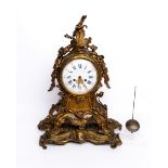 Pendule, Stil Louis XV, um 1900, Messing, weißes Emailzifferblatt bezeichnet J.B. Froitzheim hinter