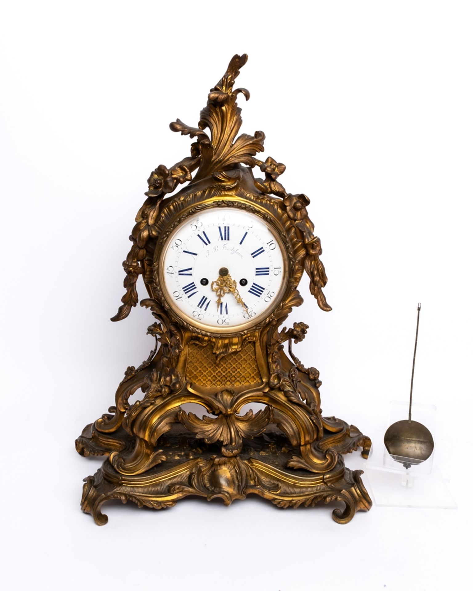 Pendule, Stil Louis XV, um 1900, Messing, weißes Emailzifferblatt bezeichnet J.B. Froitzheim hinter