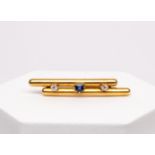 Brosche, wohl 14kt Gelbgold, 2 Altschliffdiamanten, 0,16 ct. 1 Saphir, ca. 5.0 g, ca. 50 mm lang