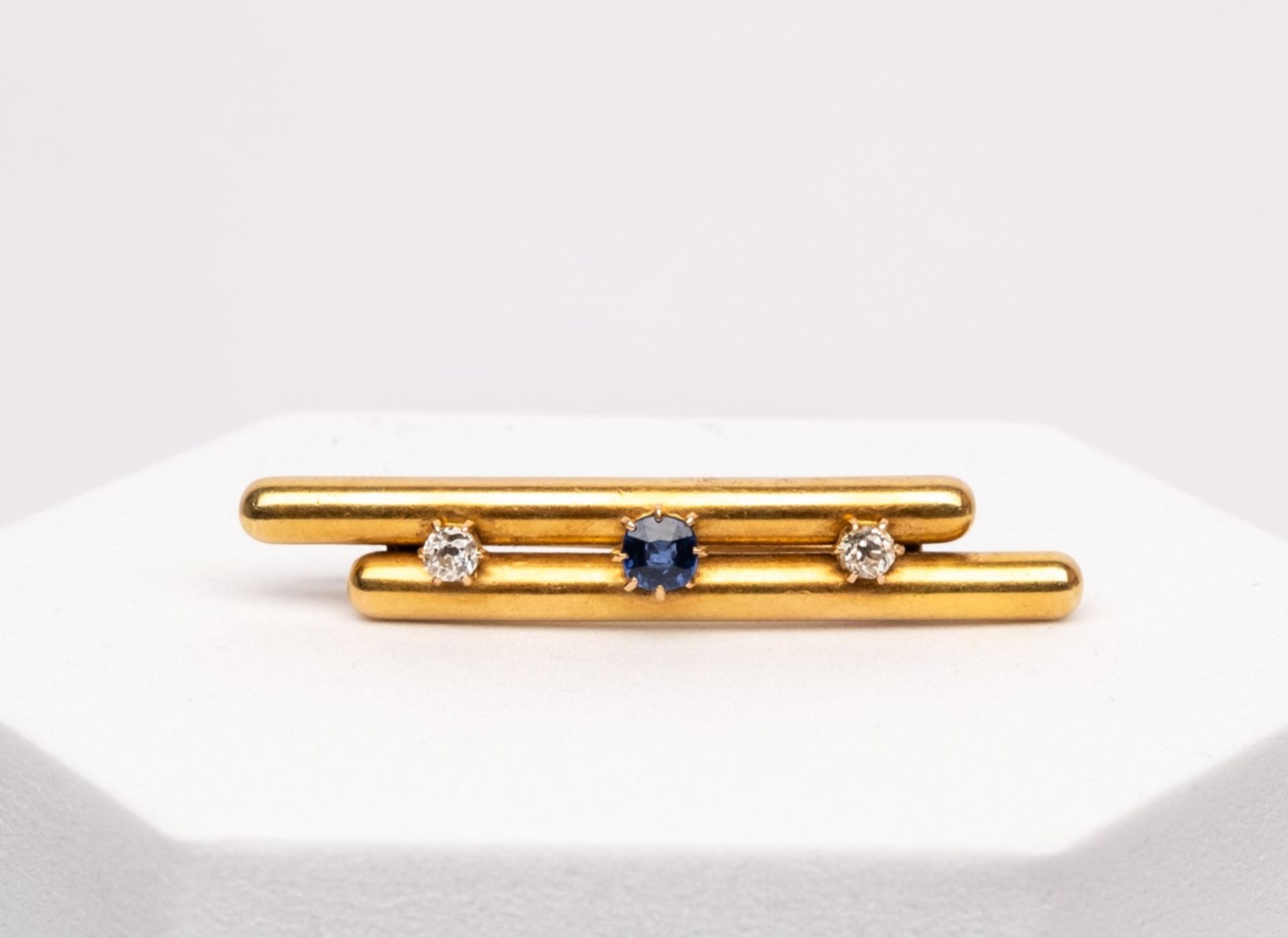 Brosche, wohl 14kt Gelbgold, 2 Altschliffdiamanten, 0,16 ct. 1 Saphir, ca. 5.0 g, ca. 50 mm lang