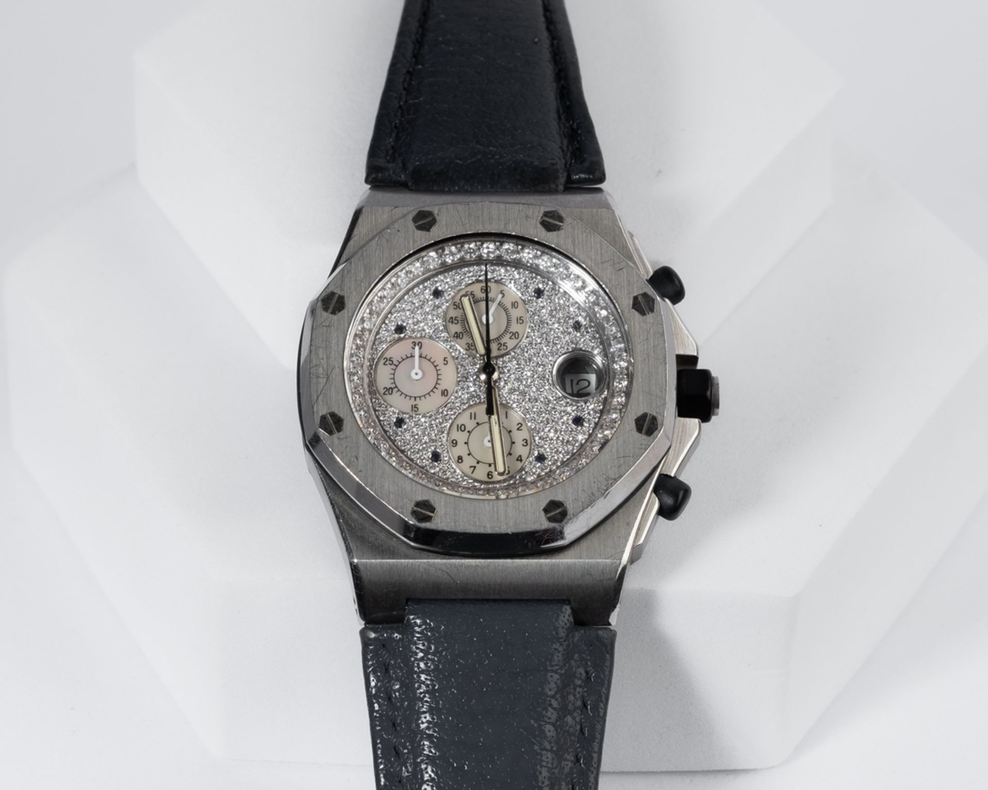 Audemars Piguet Royal Oak Offshore, D-Serie "Iced Out", Gehäuse in gebürsteten Stahl, blaues Ledera