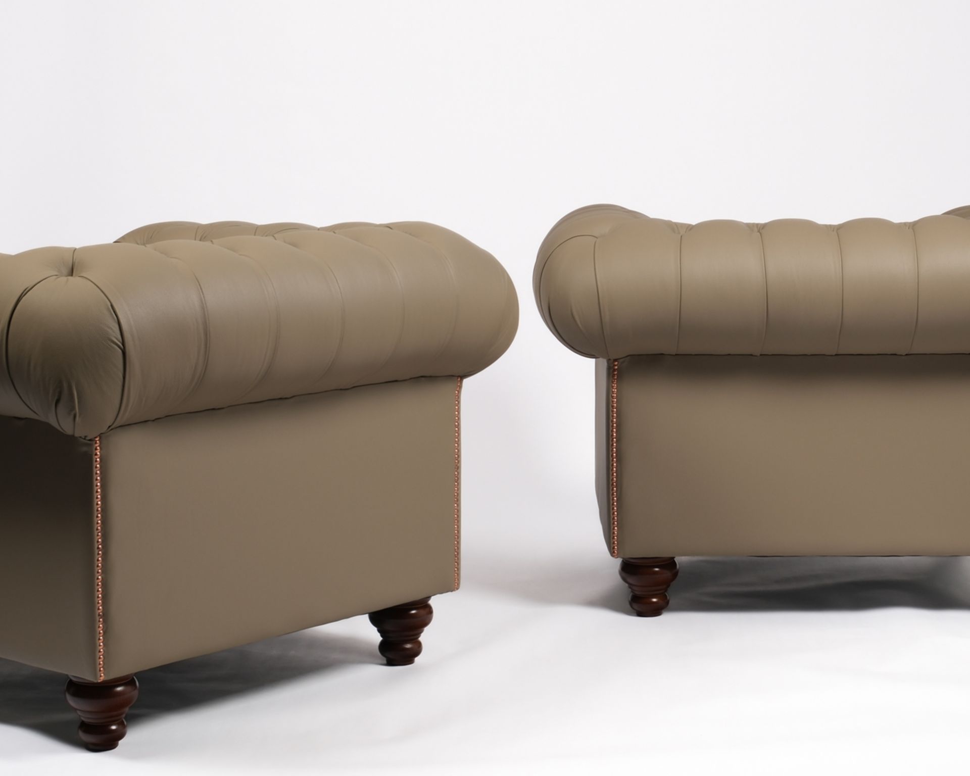 Paar Chesterfield-Sessel, Ausführung Fa. von Wilmowsky, taupe-farbener gesteppter Lederbezug, neuwe - Bild 3 aus 4