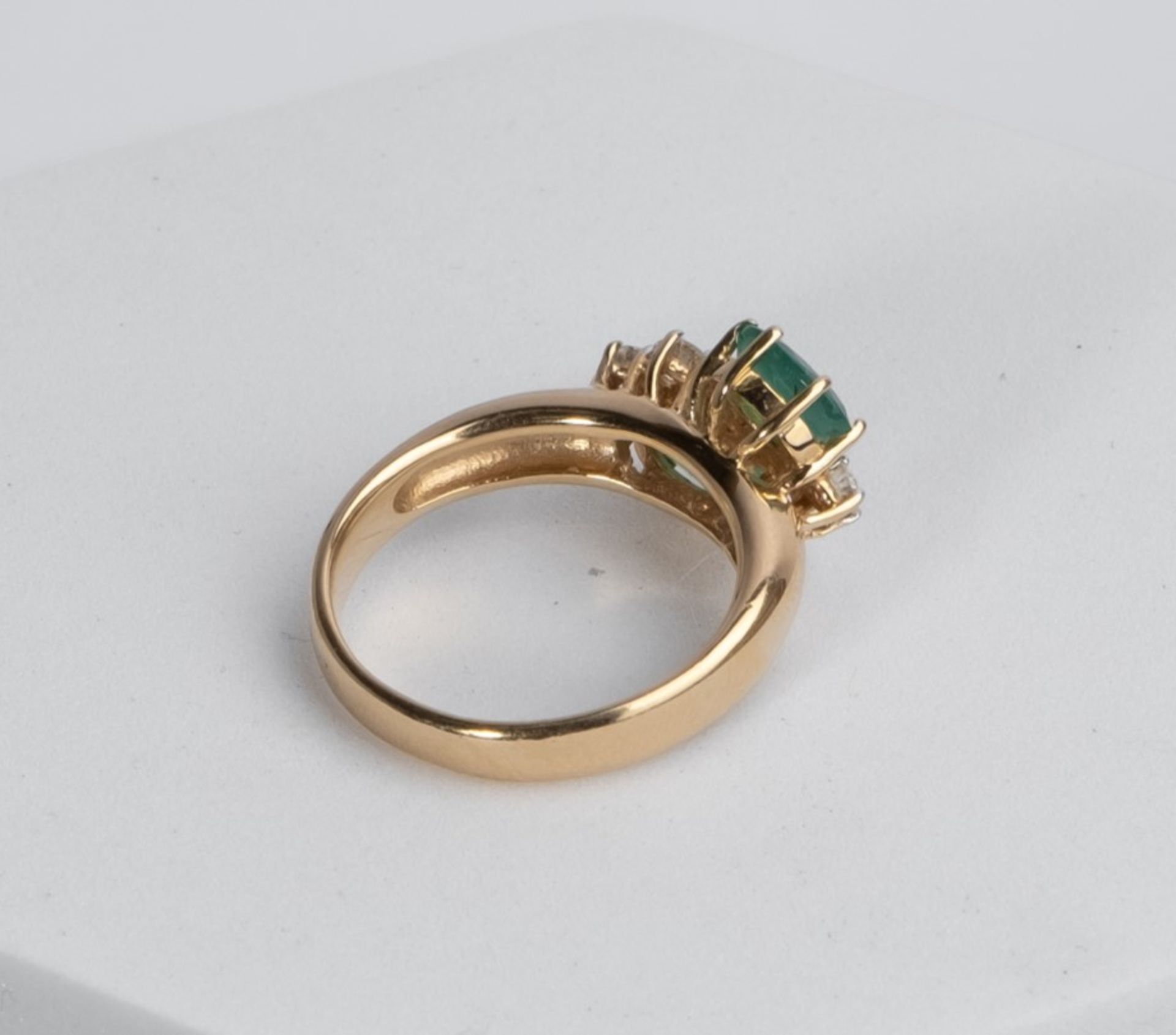 Ring, 14kt Gelbgold, 2 Smaragde, Brillanten, ca. 5.9 g, RM 56 - Bild 2 aus 2