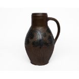 Krug, Muskau, um 1800, braunes, salzglasiertes Steinzeug, dunkelblau staffiert, ovoider Korpus mit 