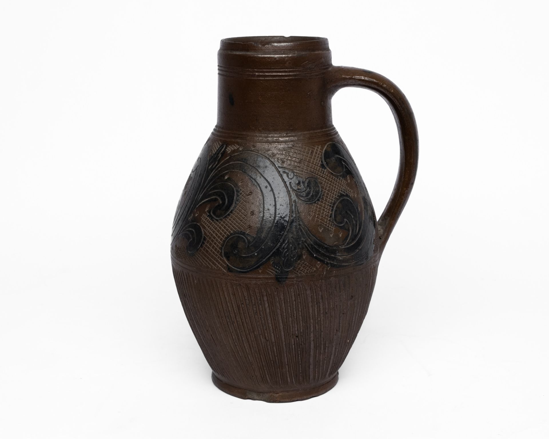 Krug, Muskau, um 1800, braunes, salzglasiertes Steinzeug, dunkelblau staffiert, ovoider Korpus mit 