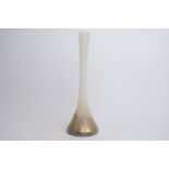 Stangenvase, "Tiffany", 20. Jh., Glas, konische, schlanke Form, elfenbeinfarben, unten umlaufend ve