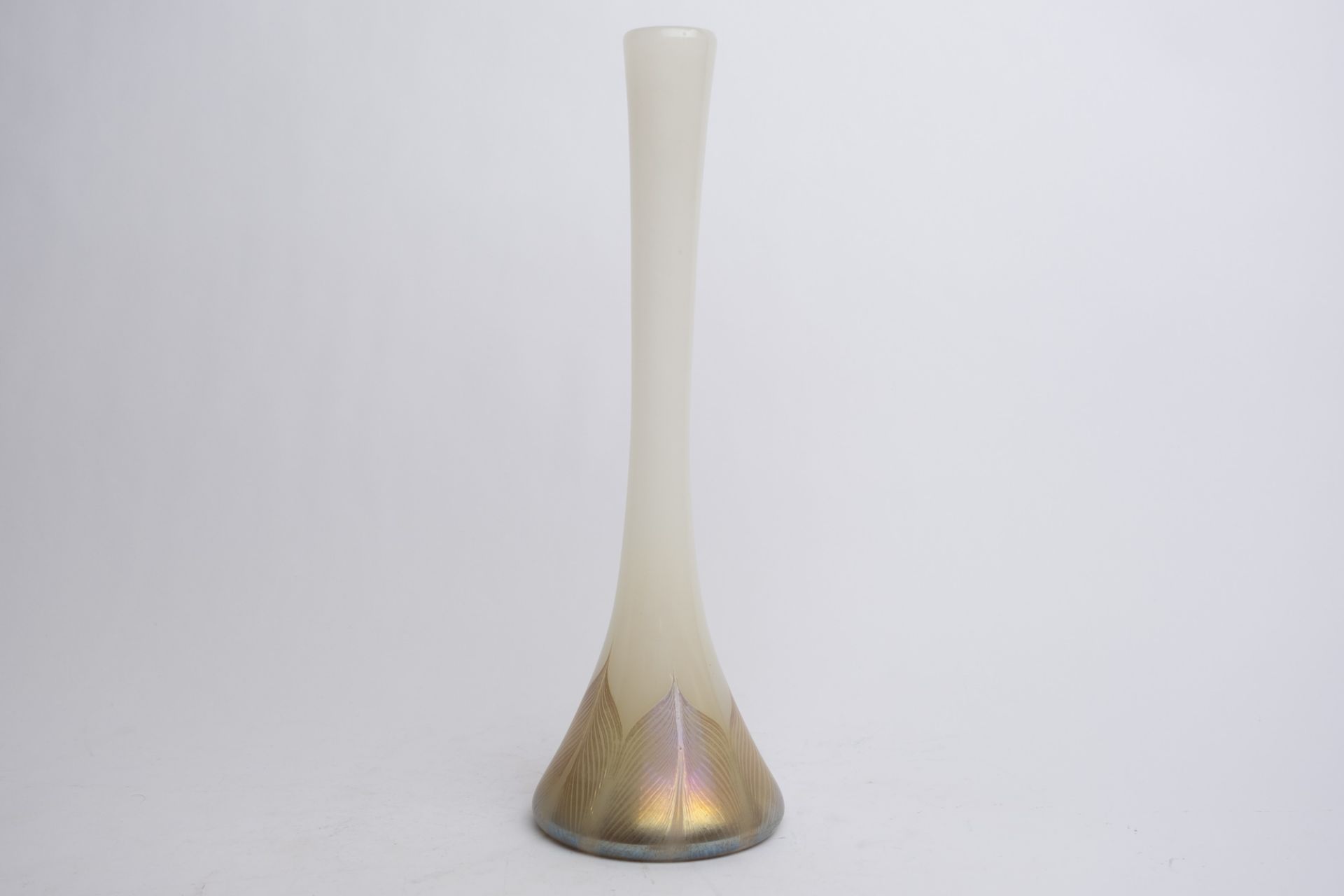 Stangenvase, "Tiffany", 20. Jh., Glas, konische, schlanke Form, elfenbeinfarben, unten umlaufend ve