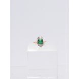 Ring, 18kt Gelbgold, Smaragd ca. 1.0 ct., Diamanttrapez, Brillanten, ca. 4.0 g, RM 50