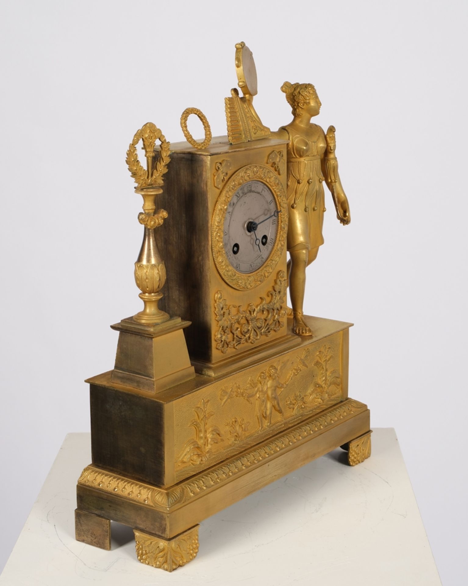 Figurenpendule, Frankreich, um 1830, Bronze, vergoldet, rechteckiger Sockel mit einem Amorettenfrie - Bild 4 aus 5