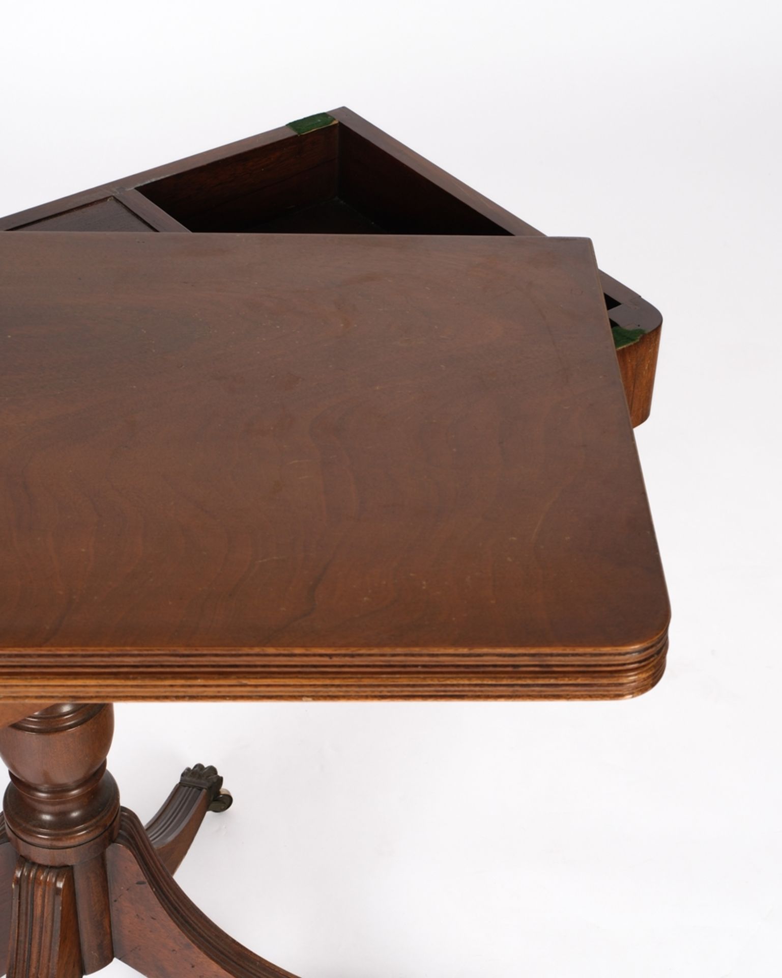 Spieltisch, England, 20. Jh., Mahagoni, Platte dreh- u. aufklappbar, Balusterschaft über vierpassig - Bild 5 aus 5