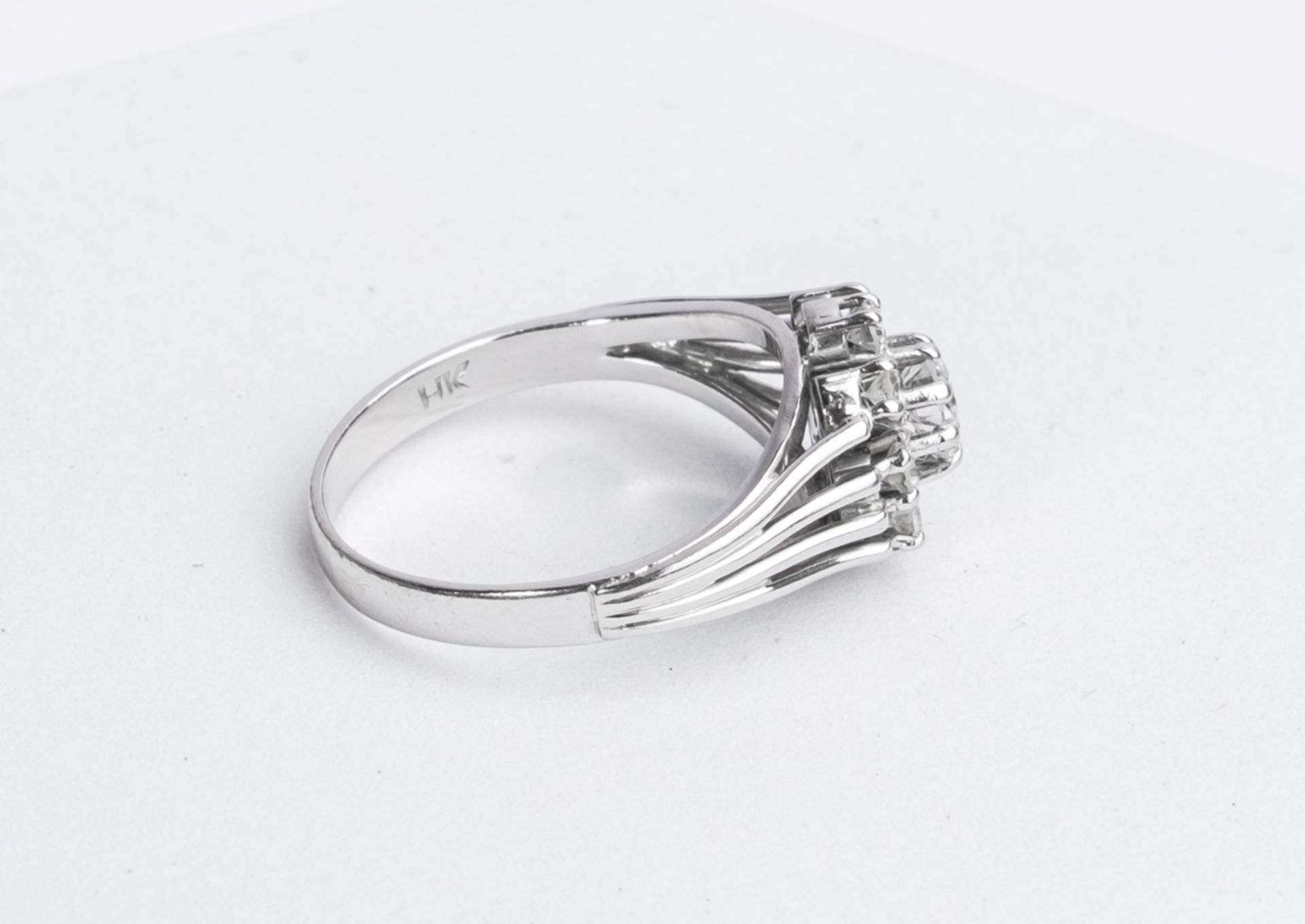 Ring, 14kt Weißgold, Brillant, 9 kleine Brillanten, zus. ca. 0.90 ct., ca. 4.8 g, RM 59 - Bild 3 aus 3