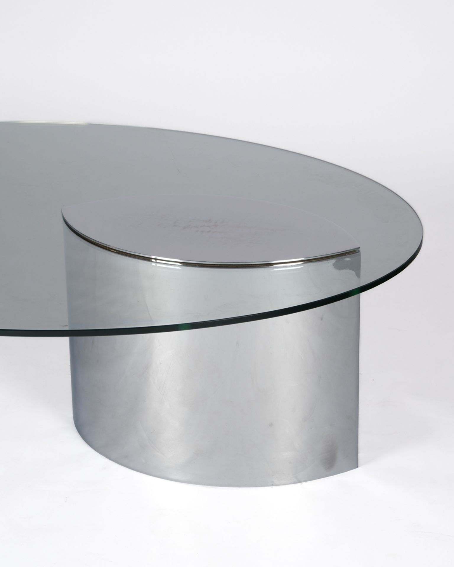 Moderner Designercouchtisch, 2. Hälfte 20. Jh., ovale Platte in Glas, elliptischer Sockel in Chroms - Bild 3 aus 4