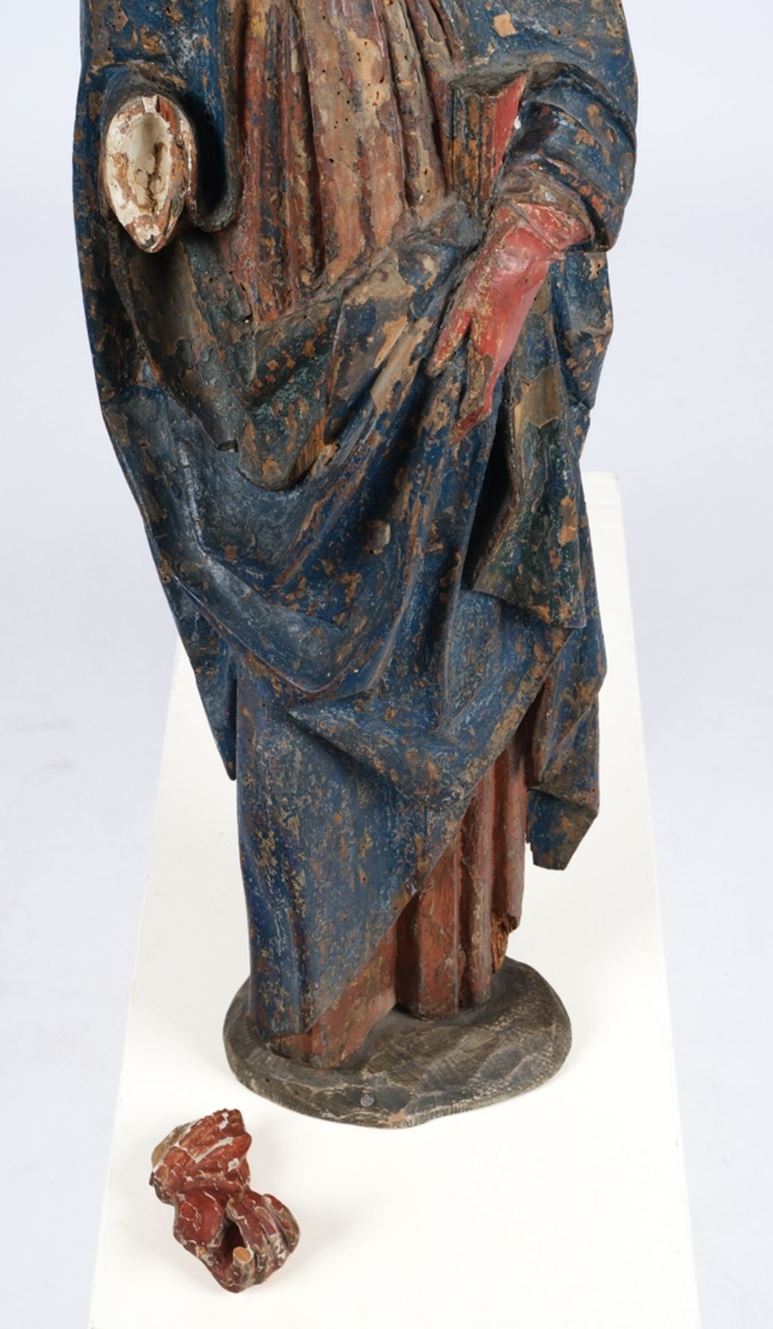 "Heiliger Bischof", Salzburg oder Tirol um 1450, Holz, dreiviertelrund geschnitzt, farbig gefasst,  - Bild 5 aus 6