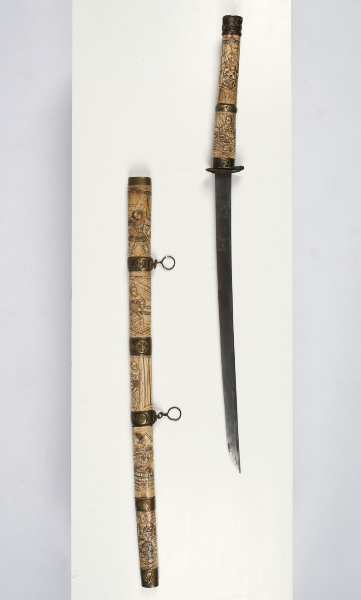 Wakizashi, Japan, um 1900, Meiji, einschneidige Eisenklinge, Griff und Scheide mit figürlich verzie - Bild 3 aus 5