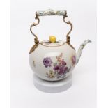 Teekanne mit Rechaud, Meissen, Schwertermarke, 18./19. Jh., große Kanne bemalt mit bunten Blumen, M