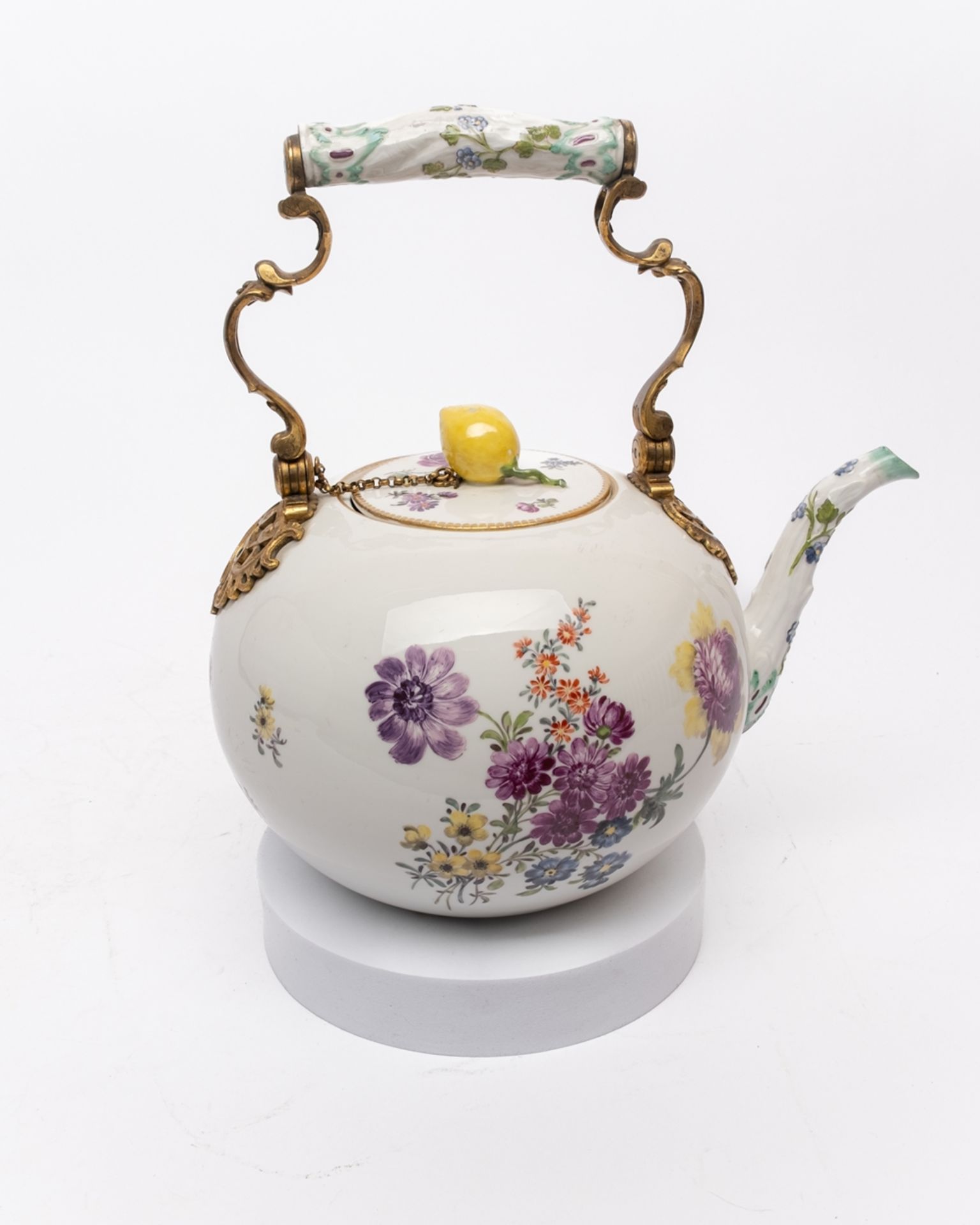 Teekanne mit Rechaud, Meissen, Schwertermarke, 18./19. Jh., große Kanne bemalt mit bunten Blumen, M