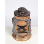 Mausorakeltopf, Afrika, Holz, geschnitzt, teils schwarzbraun eingefärbt, weiß eingeriebenes Netzmus
