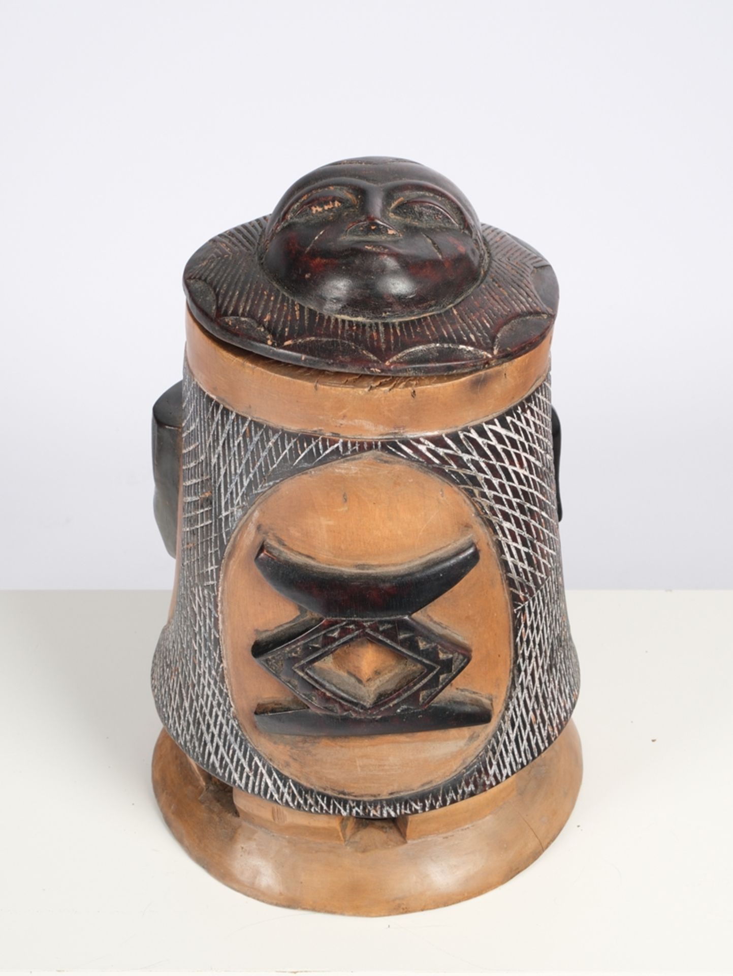 Mausorakeltopf, Afrika, Holz, geschnitzt, teils schwarzbraun eingefärbt, weiß eingeriebenes Netzmus