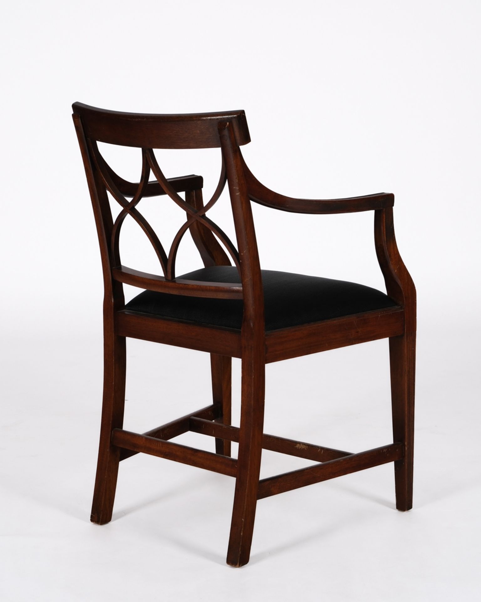 Klassizistischer Armlehnstuhl, England, 20. Jh., Mahagoni, schwarze Polsterbezüge in Rosshaar, H. 8 - Bild 3 aus 5