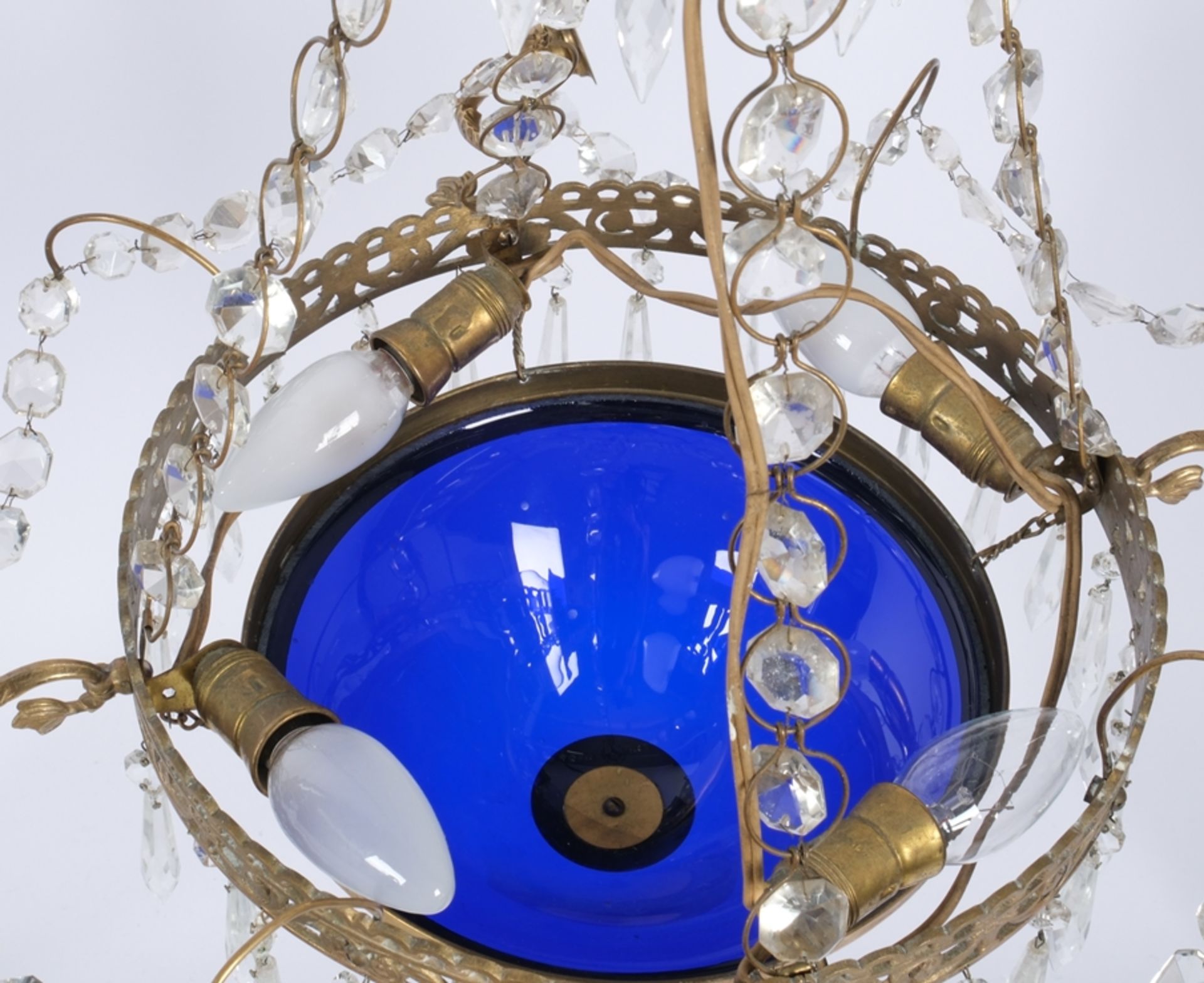 Deckenleuchter im klassizistischen Stil, 20. Jh., durchbrochen gearbeiteter Messingkranz mit vier K - Bild 3 aus 3