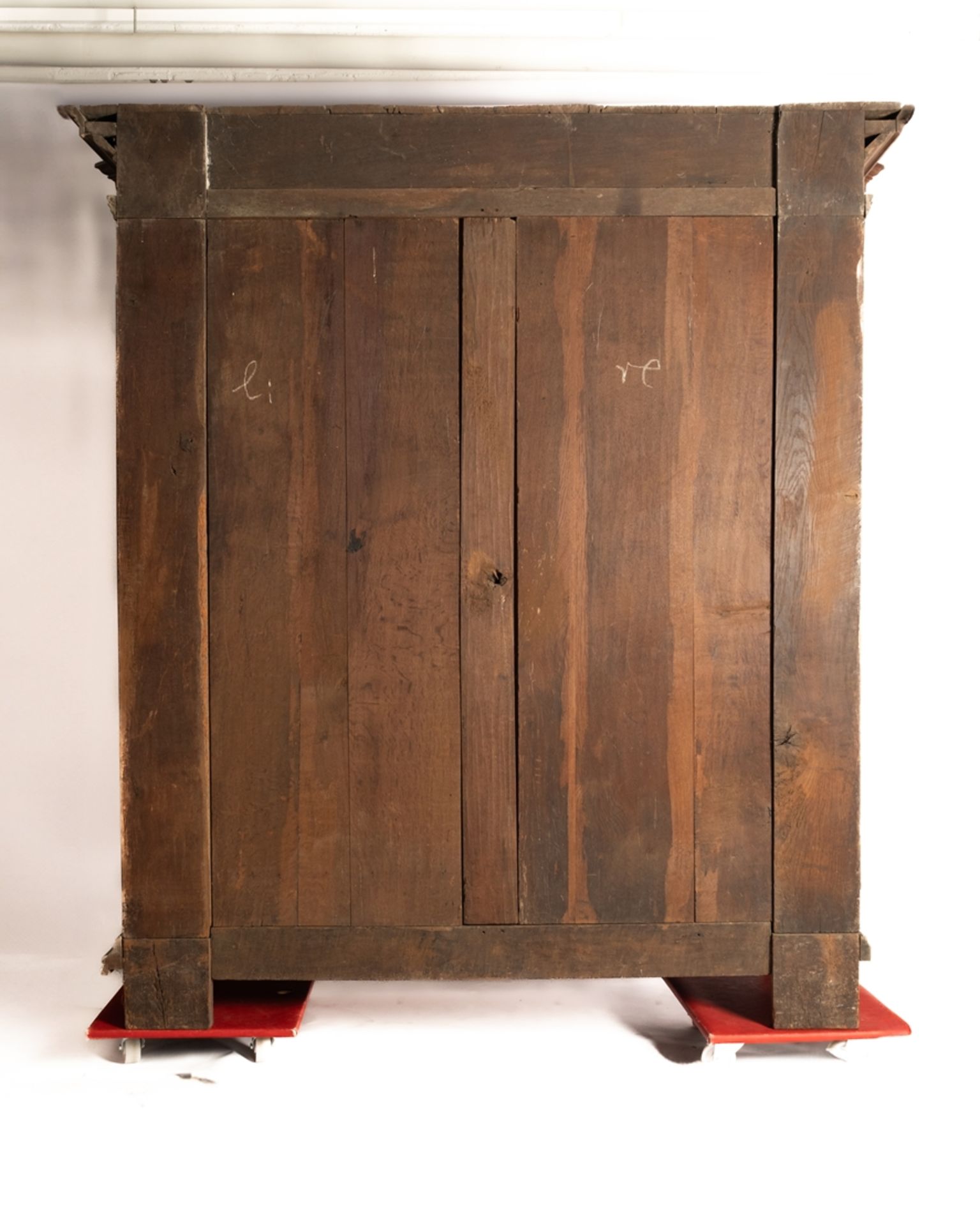 Barocker Dielenschrank, Aachen, 2. Hälfte 18. Jh., Eiche, zweitüriger Korpus mit geschrägten Ecken  - Bild 4 aus 4