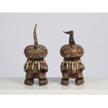 Paar Wächterfiguren, Sambia, Afrika, Holz, patiniert, kugelige Köpfe mit Hornaufsatz, die Hände vor