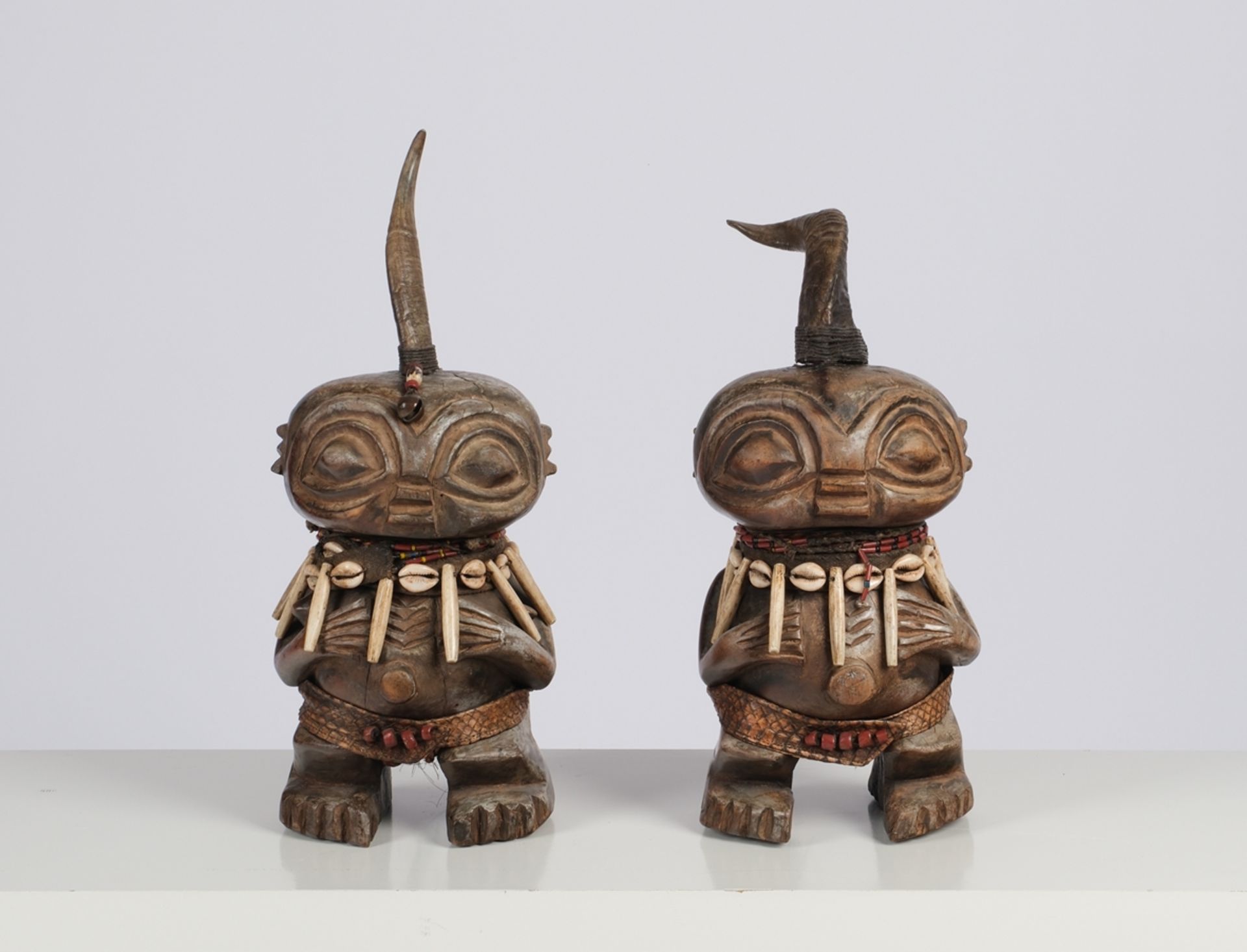 Paar Wächterfiguren, Sambia, Afrika, Holz, patiniert, kugelige Köpfe mit Hornaufsatz, die Hände vor
