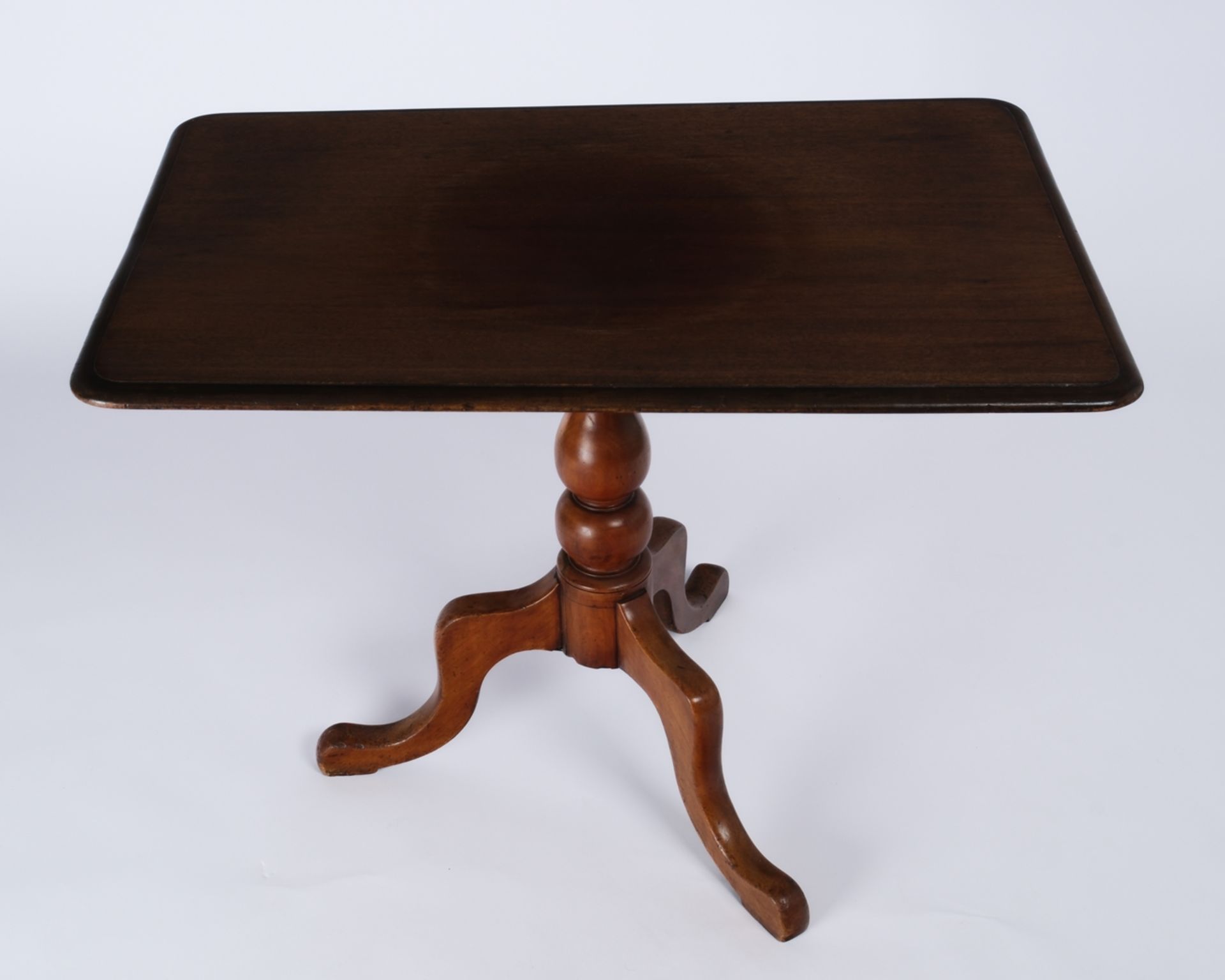 Beistelltisch, England, 19. Jh., Mahagoni, rechteckige Platte über dreipassigem Fuß, 60.5 x 82 x 52