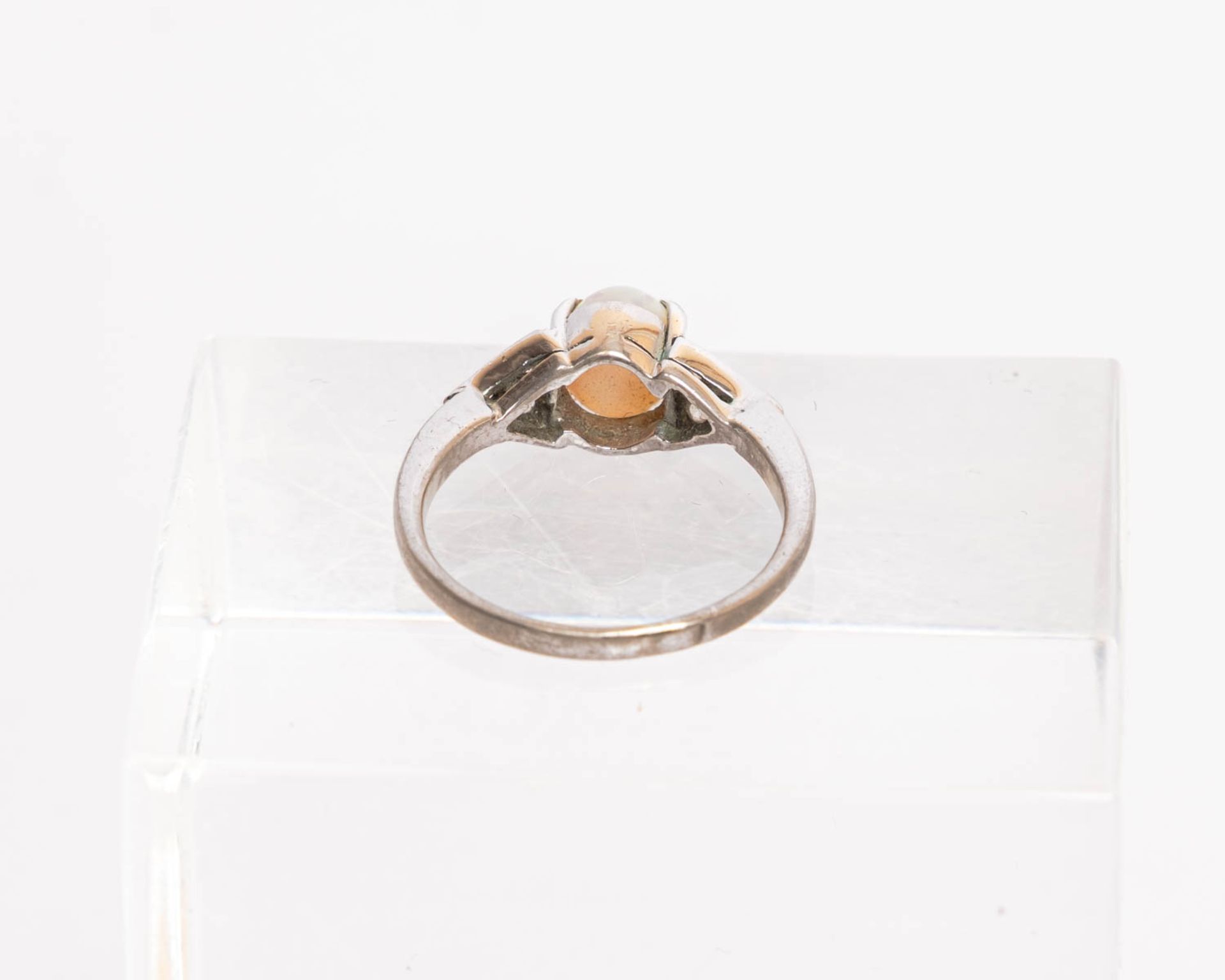 Ring, Metall, Opalcabochon ca. 8 x 6 mm, 6 kleine Brillanten, ca. 2.55 g, RM 55, ein Brillant besch - Bild 3 aus 3