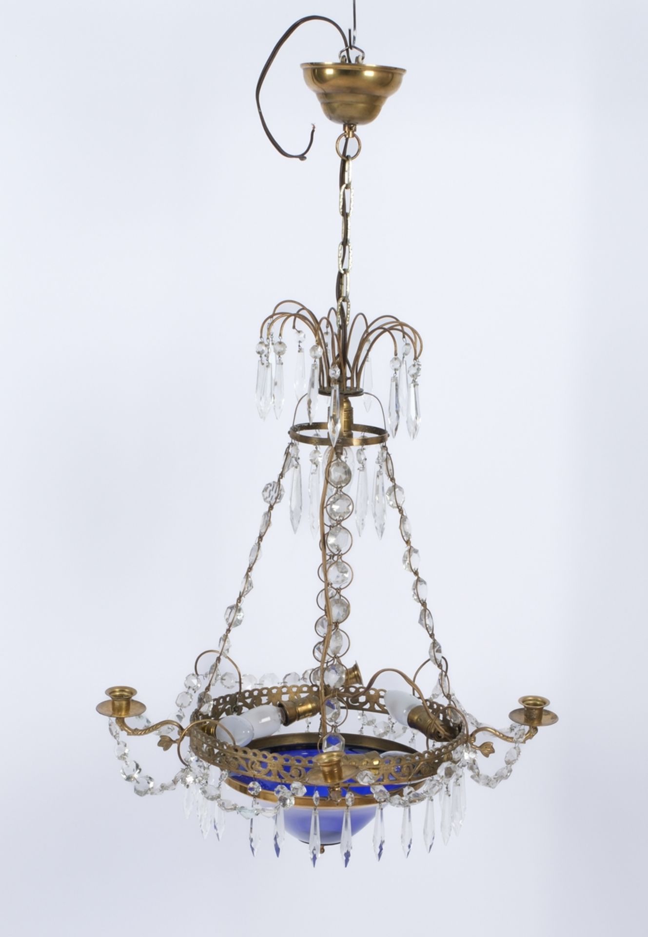 Deckenleuchter im klassizistischen Stil, 20. Jh., durchbrochen gearbeiteter Messingkranz mit vier K