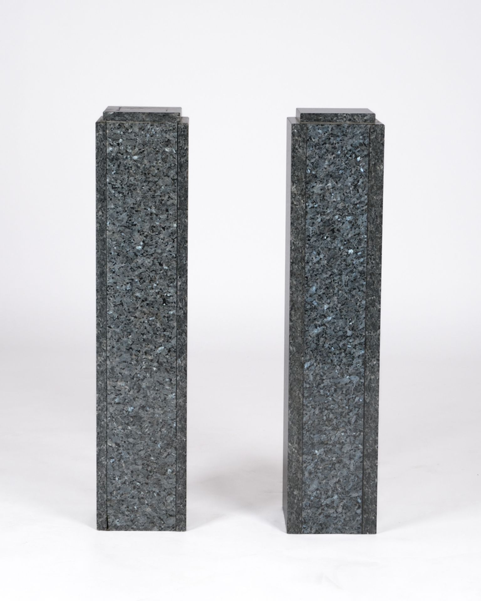 Paar Skulpturensäulen, grauer Granit, H. je 87 cm - Bild 3 aus 4