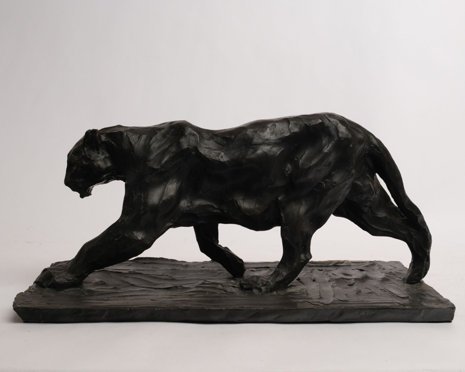 Bronze, "Schreitender Panther", monogrammiert und bezeichnet auf der Plinthe B Paris, 21 cm hoch. - Bild 2 aus 3