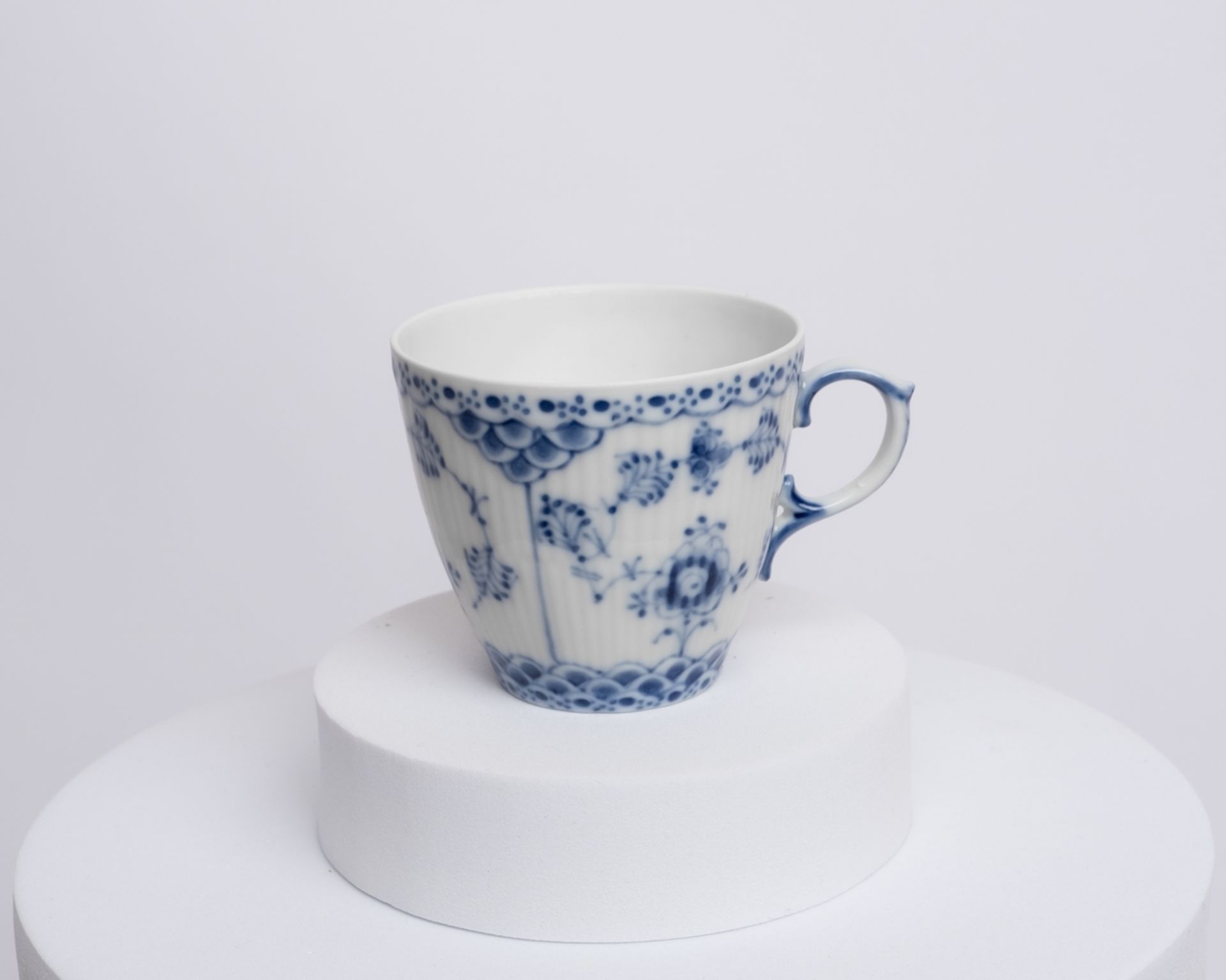 6 Mokkatassen mit Untertassen, Royal Kopenhagen, Musselmalet, Vollspitze, Modellnummer 1038 bzw. 05 - Bild 2 aus 5