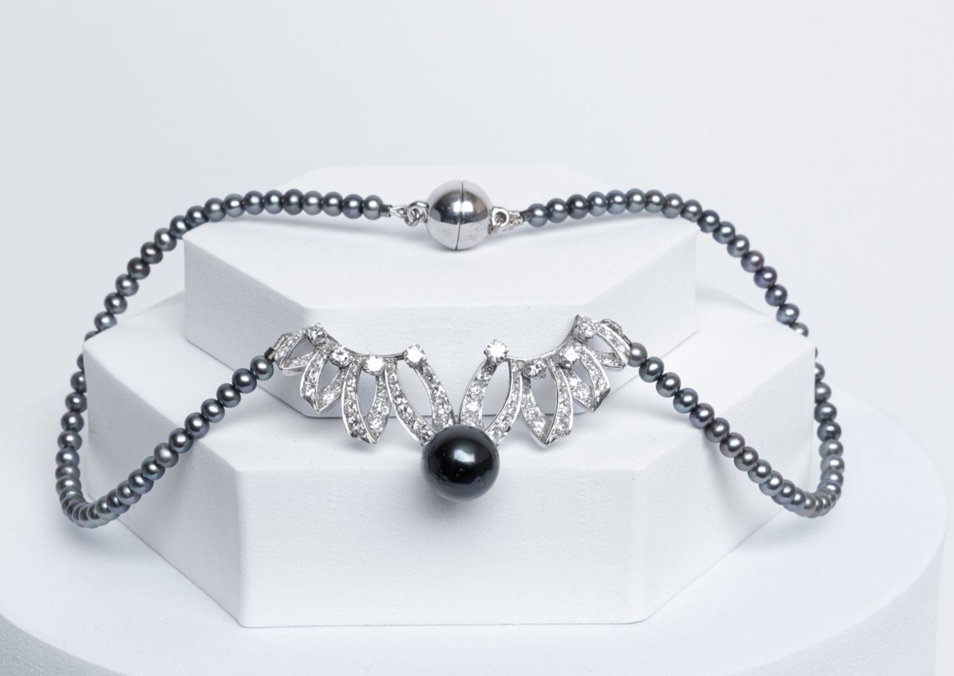 Collier, 18kt Weißgold, 78 Brillanten und Diamanten zus. ca. 2.20 ct., Tahitiperle ca. 14 x 11 mm,  - Bild 2 aus 2