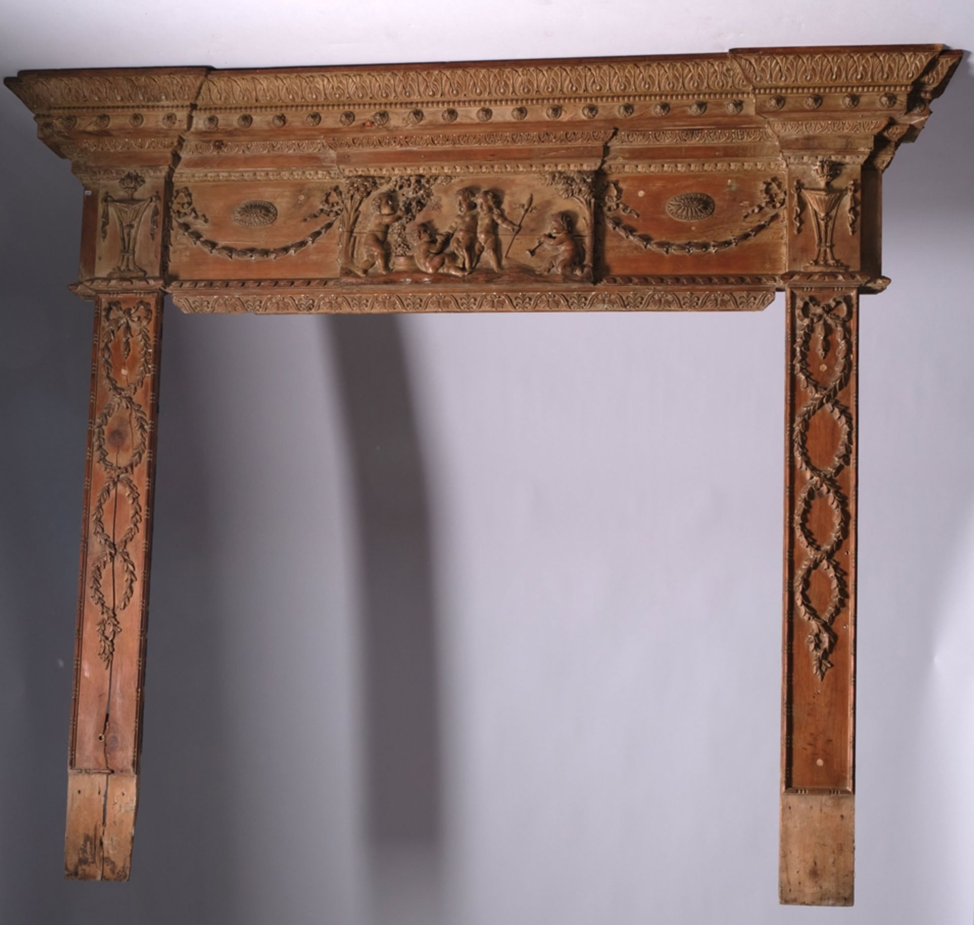 Klassizistischer Kaminrahmen, Italien, um 1790, Weichholz geschnitzt, Attika-förmige Konstruktion, 