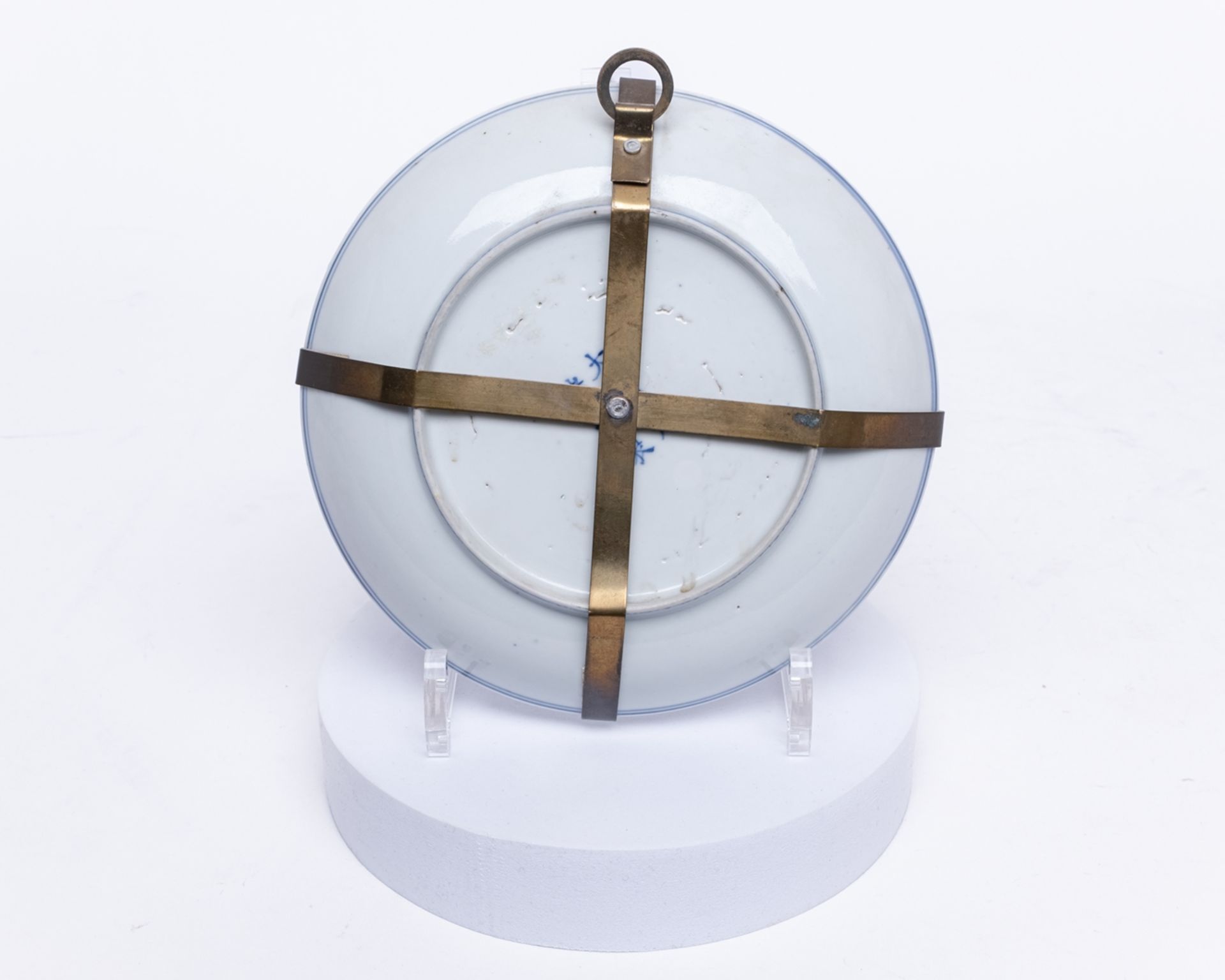 3 Teller, China, 19. Jh., Porzellan, blau-weiße Chrysanthemen-Dekore, am Boden umseitig Sechszeiche - Bild 5 aus 7