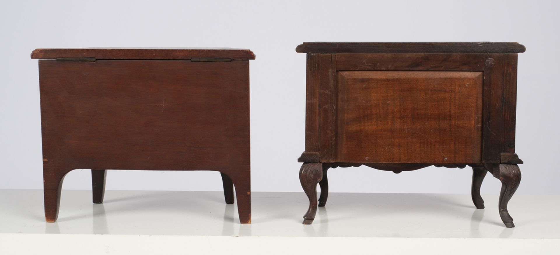2 Modellkommoden im Stil des Barock, 20. Jh., einmal mit aufklappbarer Platte, 24 x 29 x 15 cm und  - Bild 5 aus 5