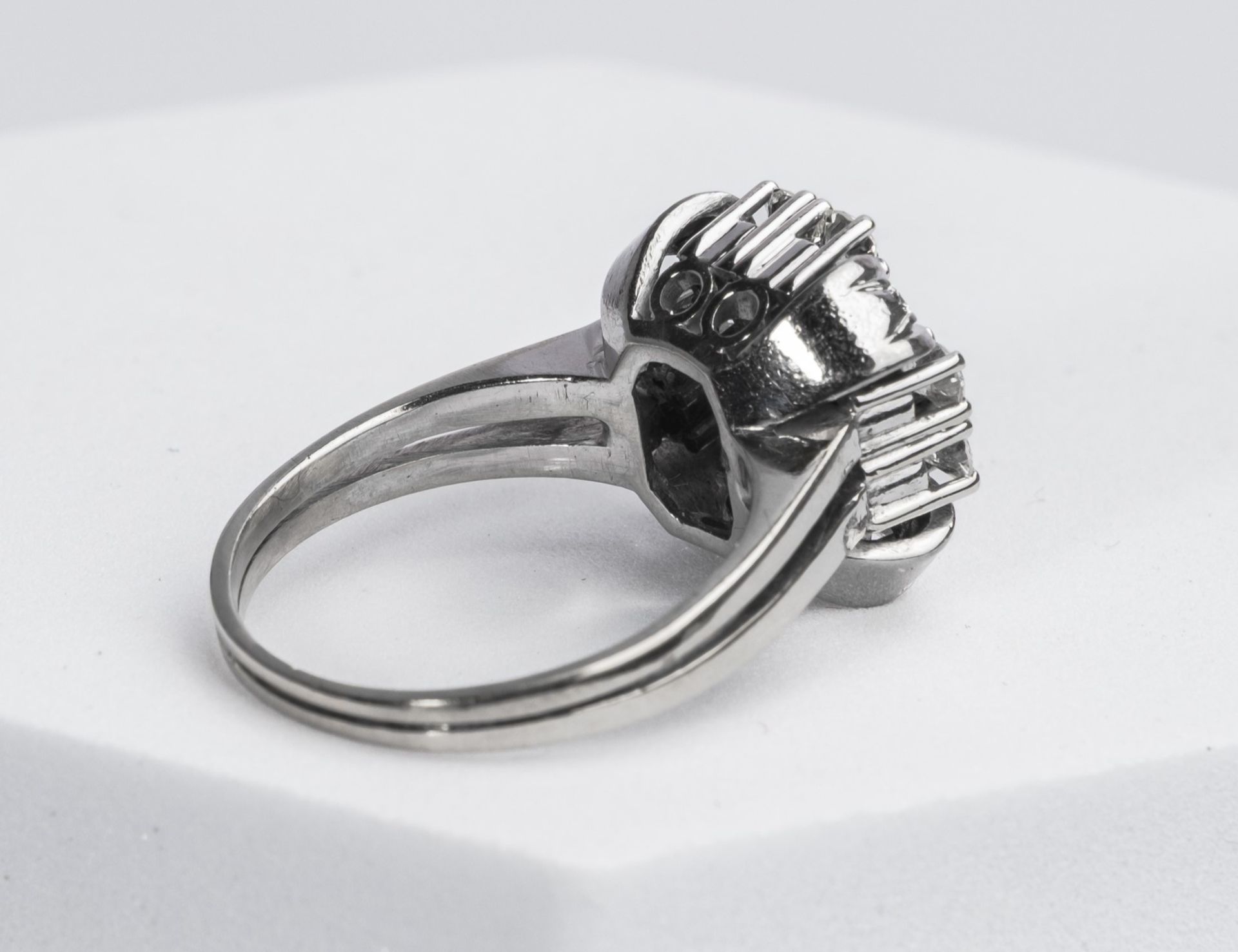 Ring, 14kt Weißgold, zentraler Brillant ca. 0.55 ct., 12 kleine Brillanten zus. ca. 0.90 ct., ca. 9 - Bild 2 aus 2